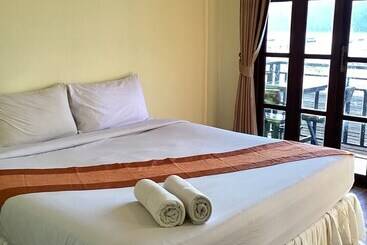 هتل Phi Phi Green House & Sunsky Hostel
