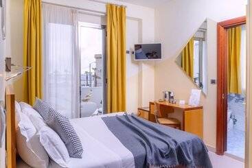 هتل Piccadilly Rooms Restaurant And Beach