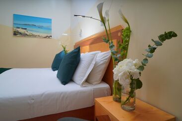 هتل Piccadilly Rooms Restaurant And Beach