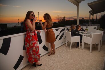 هتل Piccadilly Rooms Restaurant And Beach