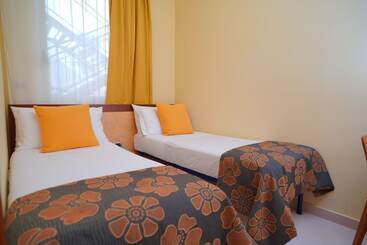 هتل Piccadilly Rooms Restaurant And Beach