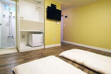 ペンション Crib 49 Guesthouse   Foreigner Only