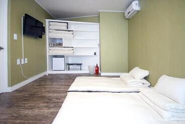 ペンション Crib 49 Guesthouse   Foreigner Only