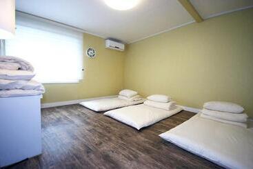 ペンション Crib 49 Guesthouse   Foreigner Only