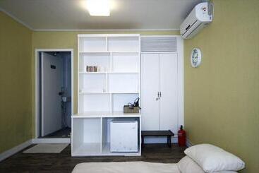 ペンション Crib 49 Guesthouse   Foreigner Only