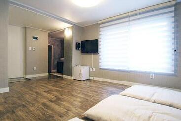 ペンション Crib 49 Guesthouse   Foreigner Only