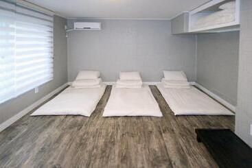 ペンション Crib 49 Guesthouse   Foreigner Only