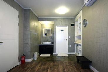 پانسیون Crib 49 Guesthouse   Foreigner Only