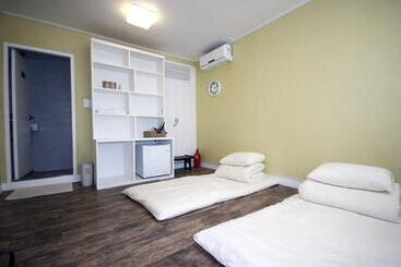 ペンション Crib 49 Guesthouse   Foreigner Only
