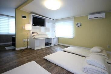 ペンション Crib 49 Guesthouse   Foreigner Only
