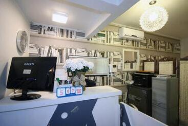 ペンション Crib 49 Guesthouse   Foreigner Only