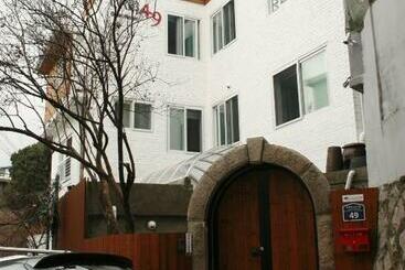 ペンション Crib 49 Guesthouse   Foreigner Only