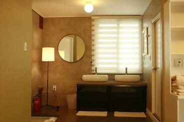 ペンション Crib 49 Guesthouse   Foreigner Only