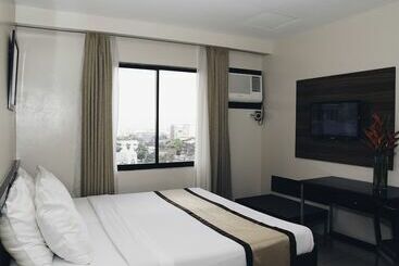 Golden Prince Hotel & Suites