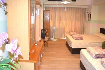 Holo Hostel