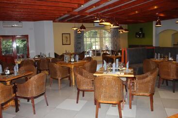 هتل Casa Mia Lodge & Restaurant