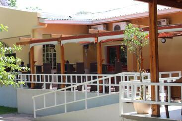 هتل Casa Mia Lodge & Restaurant