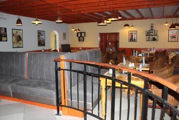 هتل Casa Mia Lodge & Restaurant
