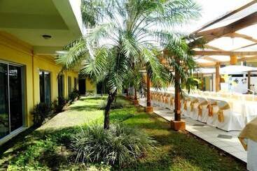 هتل Costa Azul County Beach