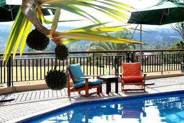 هتل Destiny Lodge White River