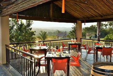 هتل Destiny Lodge White River