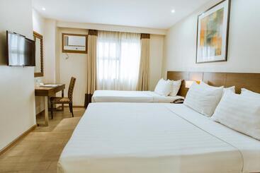 Golden Prince Hotel & Suites