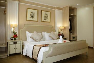 Golden Prince Hotel & Suites