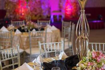 Golden Prince Hotel & Suites