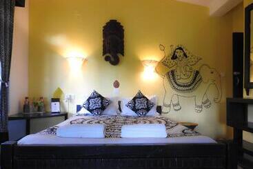 هتل Sapana Village Lodge
