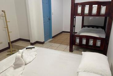 هاستل La Hacienda Rooms & Food