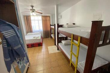 هاستل La Hacienda Rooms & Food