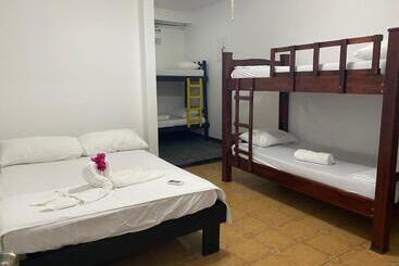 هاستل La Hacienda Rooms & Food