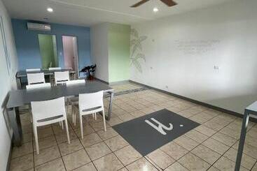 هاستل La Hacienda Rooms & Food