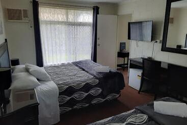 Flying Spur Motel