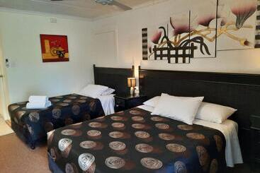 Flying Spur Motel