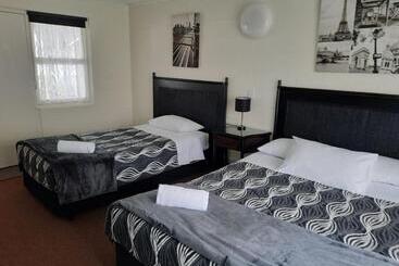 Flying Spur Motel