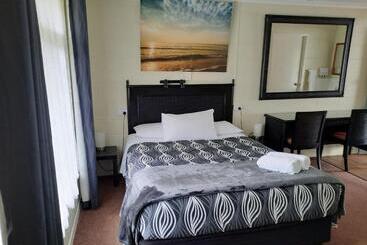 Flying Spur Motel