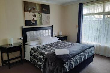 Flying Spur Motel