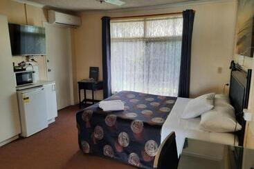 Flying Spur Motel