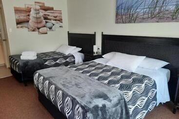 Flying Spur Motel