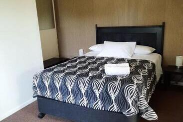 Flying Spur Motel