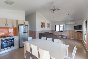 هتل Tallebudgera Creek Tourist Park