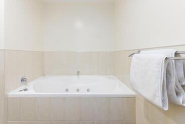 مُتل Fitzherbert Regency Motor Lodge
