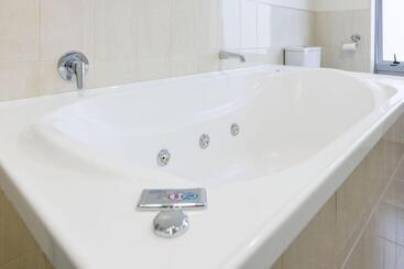 مُتل Fitzherbert Regency Motor Lodge