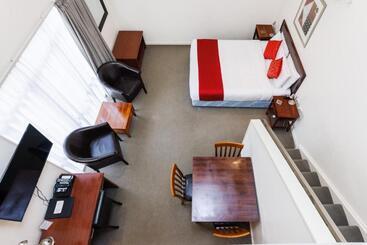 مُتل Fitzherbert Regency Motor Lodge