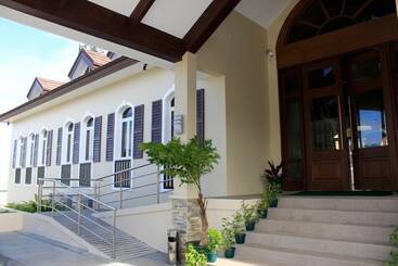 تختخواب و صبحانه Country Chateau