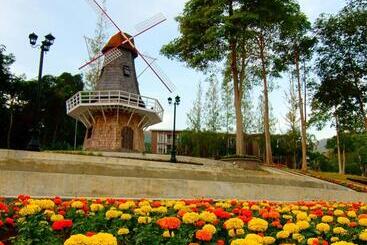 Brookside Valley Resort