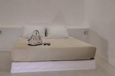 Luna Santorini Suites