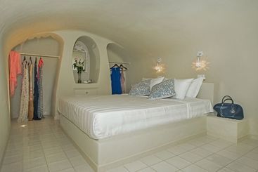 Luna Santorini Suites