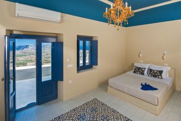 Luna Santorini Suites